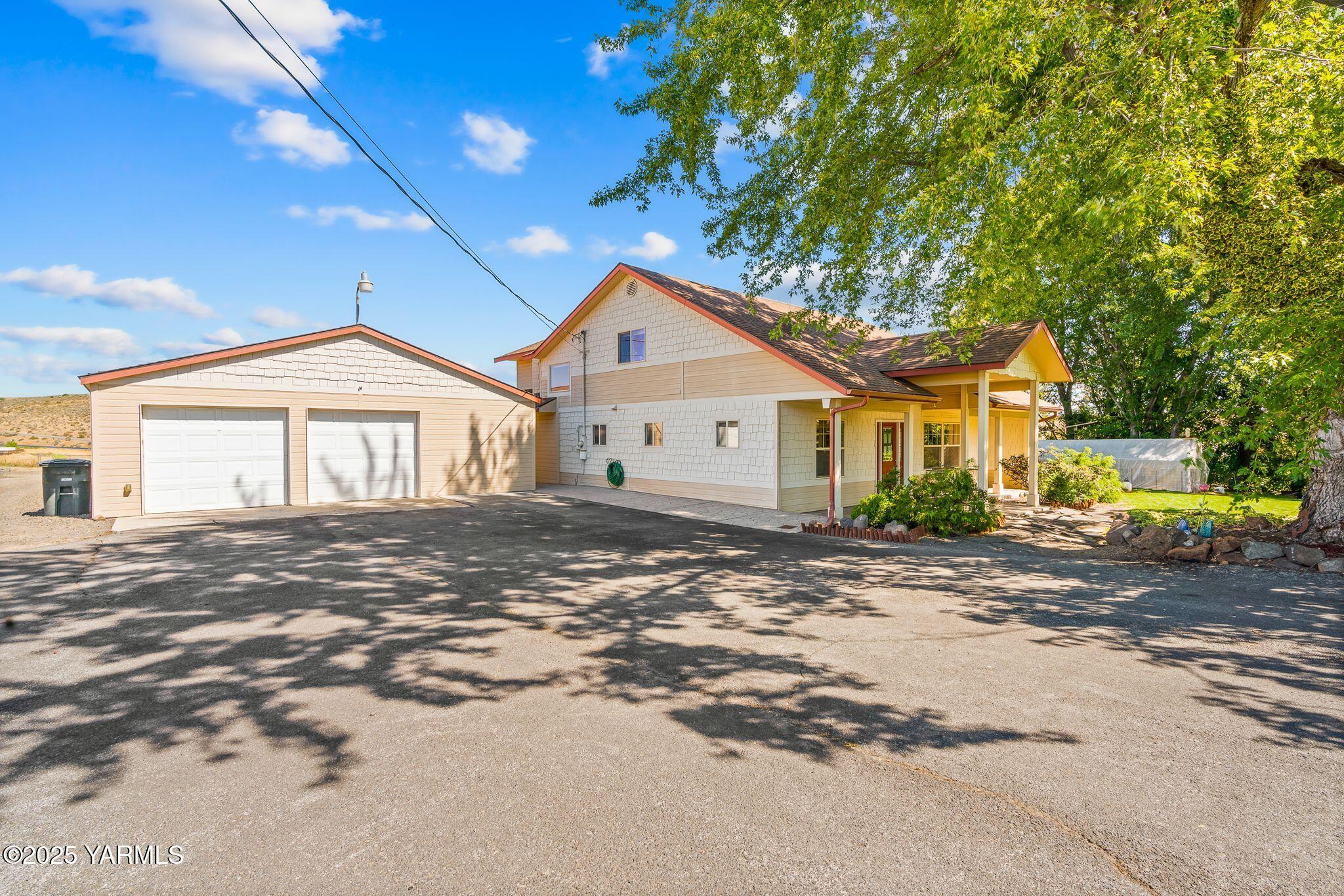12001 Marble Road Yakima, WA 98908 - Photo 5 of 40 a front view of a house with a yard