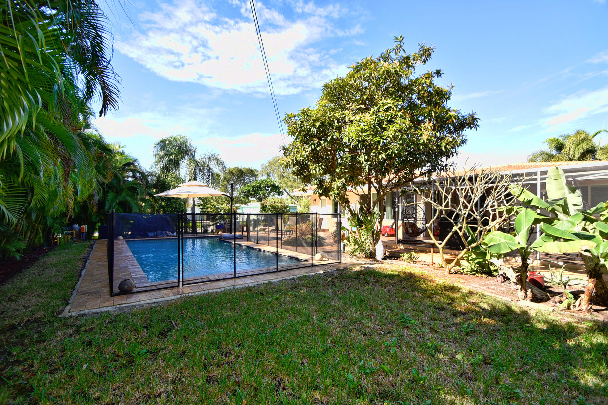 400 Northeast 2nd Street Boca Raton, FL 33432 - Photo 24 of 40 a view of outdoor space and deck