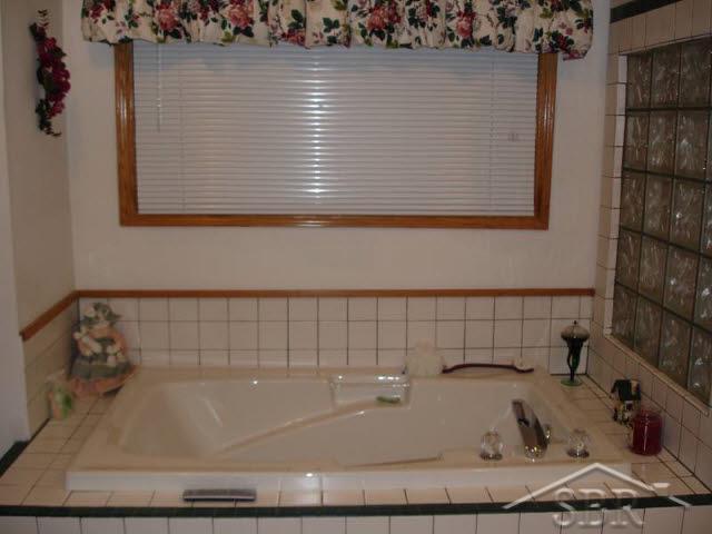 8215 North River Road Freeland, MI 48623 - Photo 7 of 8 20041568-7.JPG