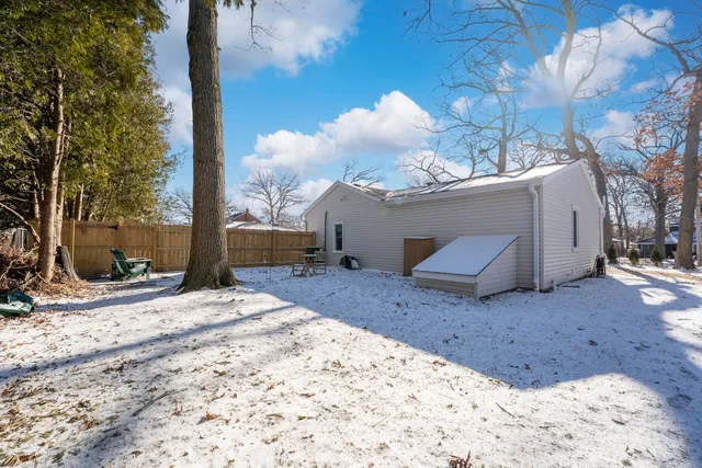 $3,000 | 1700 North Linden Avenue, Waukegan, IL 60085