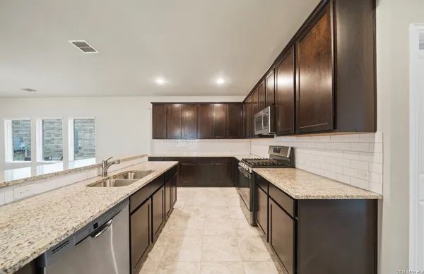 $2,050 | 8907 Arundal Garden, Converse, TX 78109