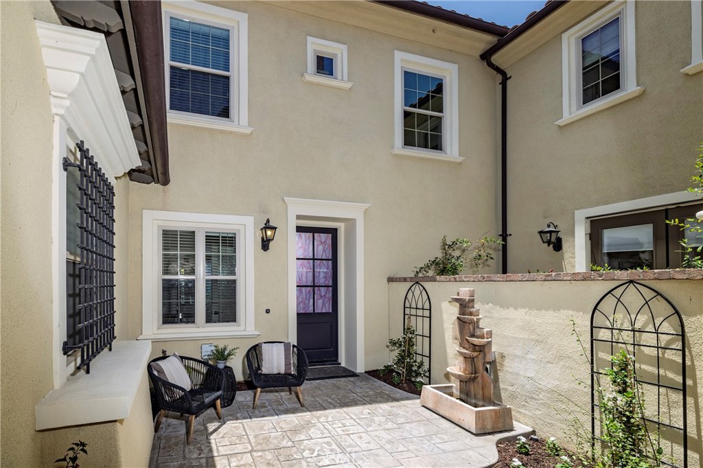 74 Townsend Irvine, CA 92620 - Photo 2 of 31 a view of a dining room with furniture