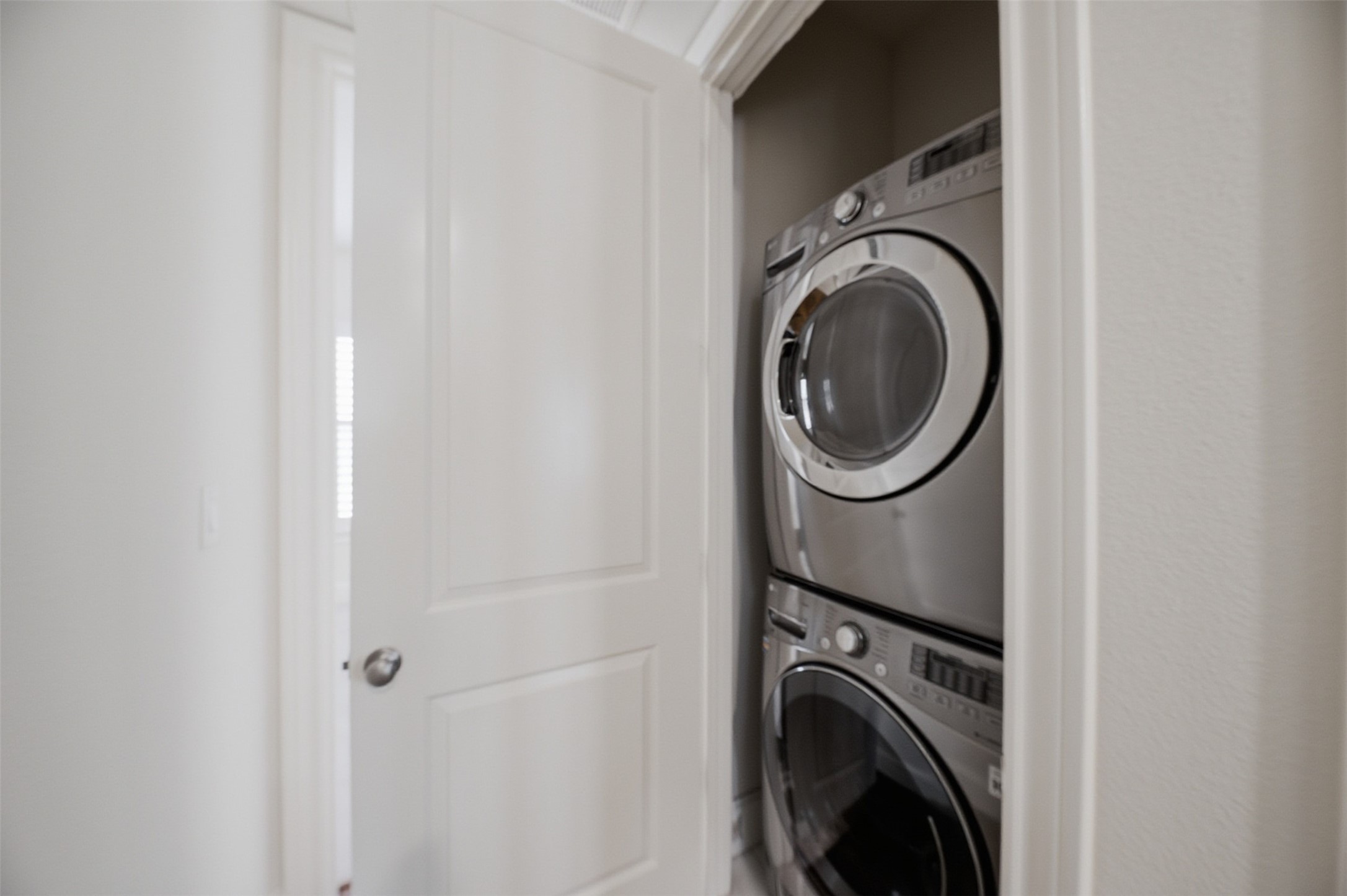 5606 Cohn Terrace Houston, TX 77007 - Photo 19 of 39 a utility room with dryer and washer