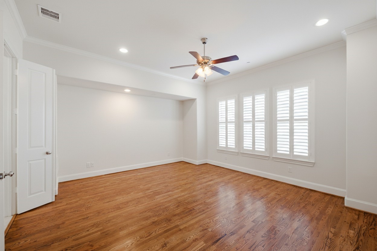 5606 Cohn Terrace Houston, TX 77007 - Photo 21 of 39 a view of an empty room with a window