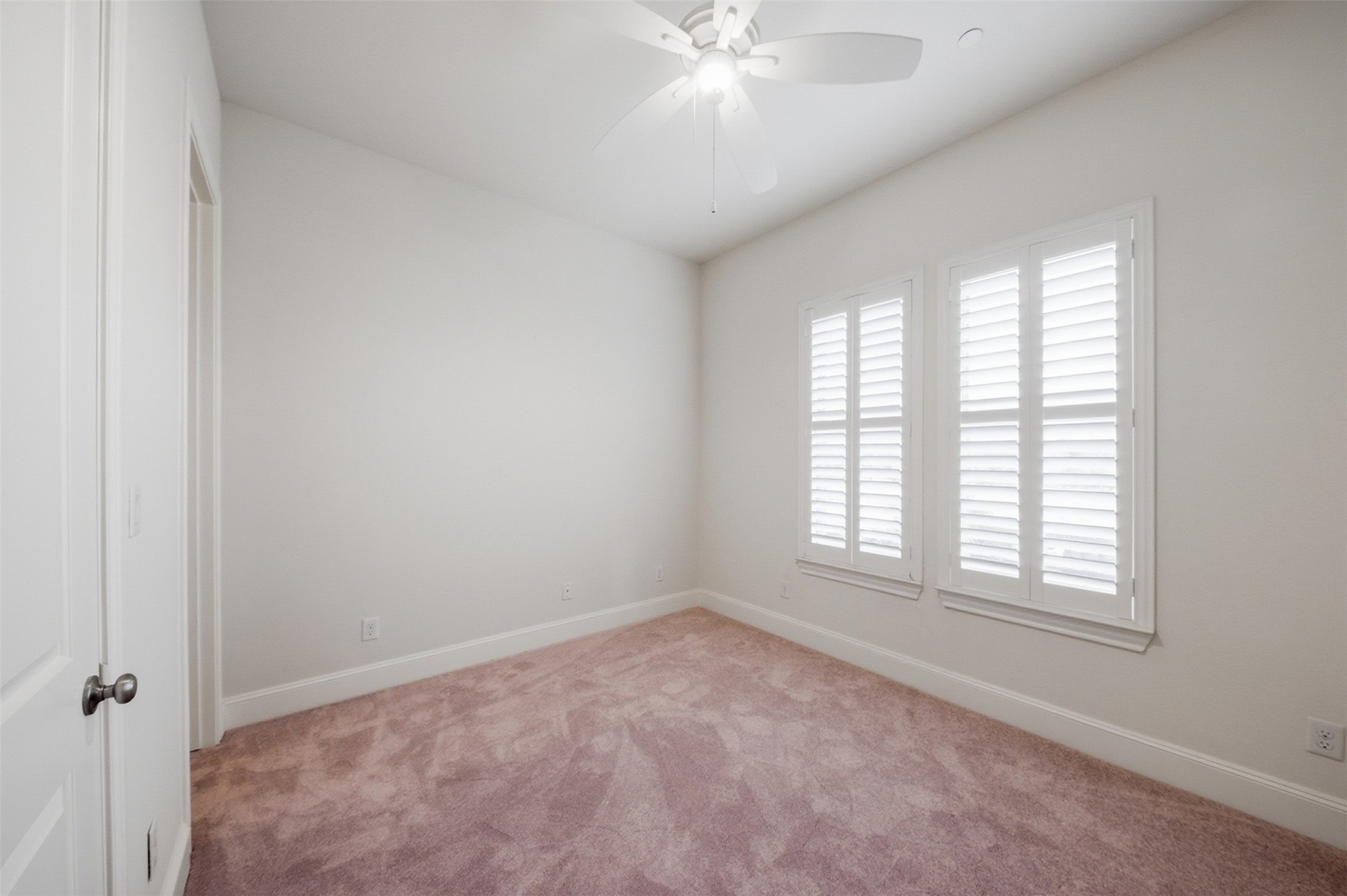 5606 Cohn Terrace Houston, TX 77007 - Photo 27 of 39 a view of an empty room with a window