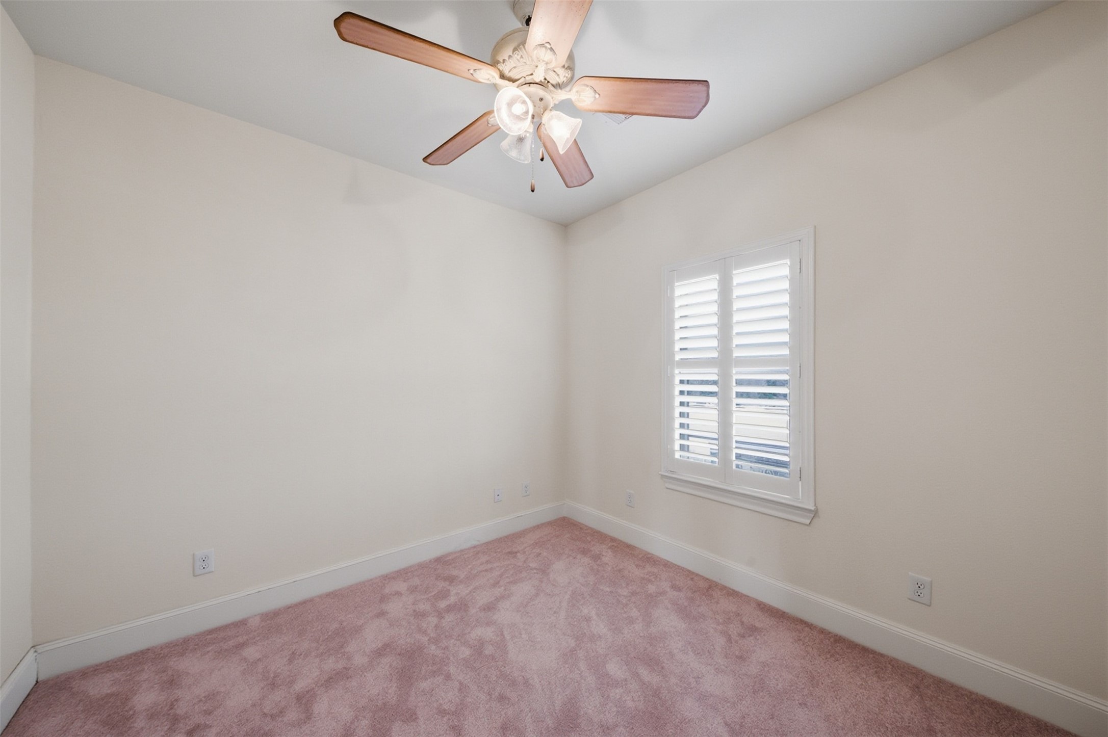 5606 Cohn Terrace Houston, TX 77007 - Photo 33 of 39 an empty room with windows and fan
