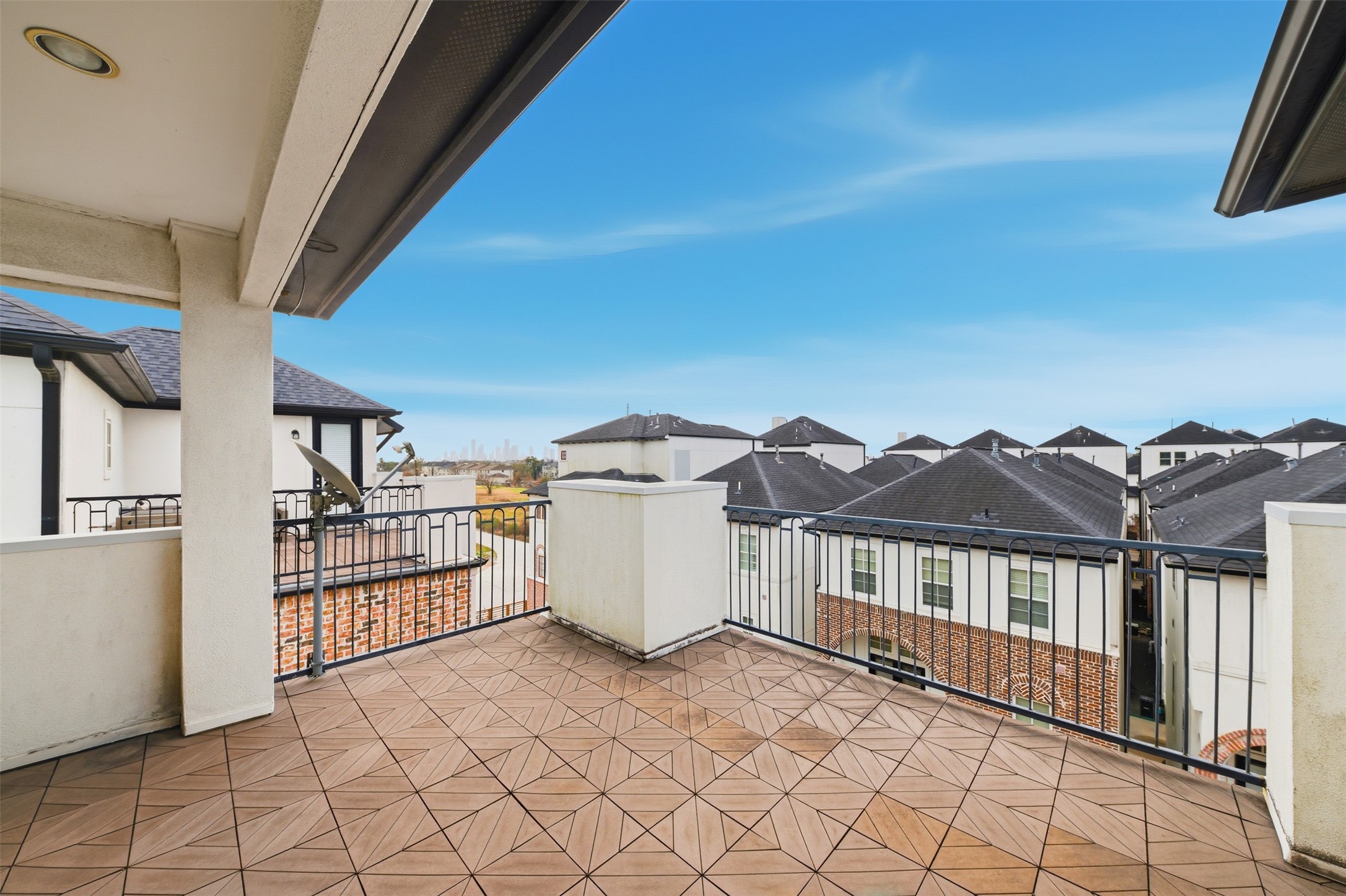 5606 Cohn Terrace Houston, TX 77007 - Photo 35 of 39 a view of a house with a balcony