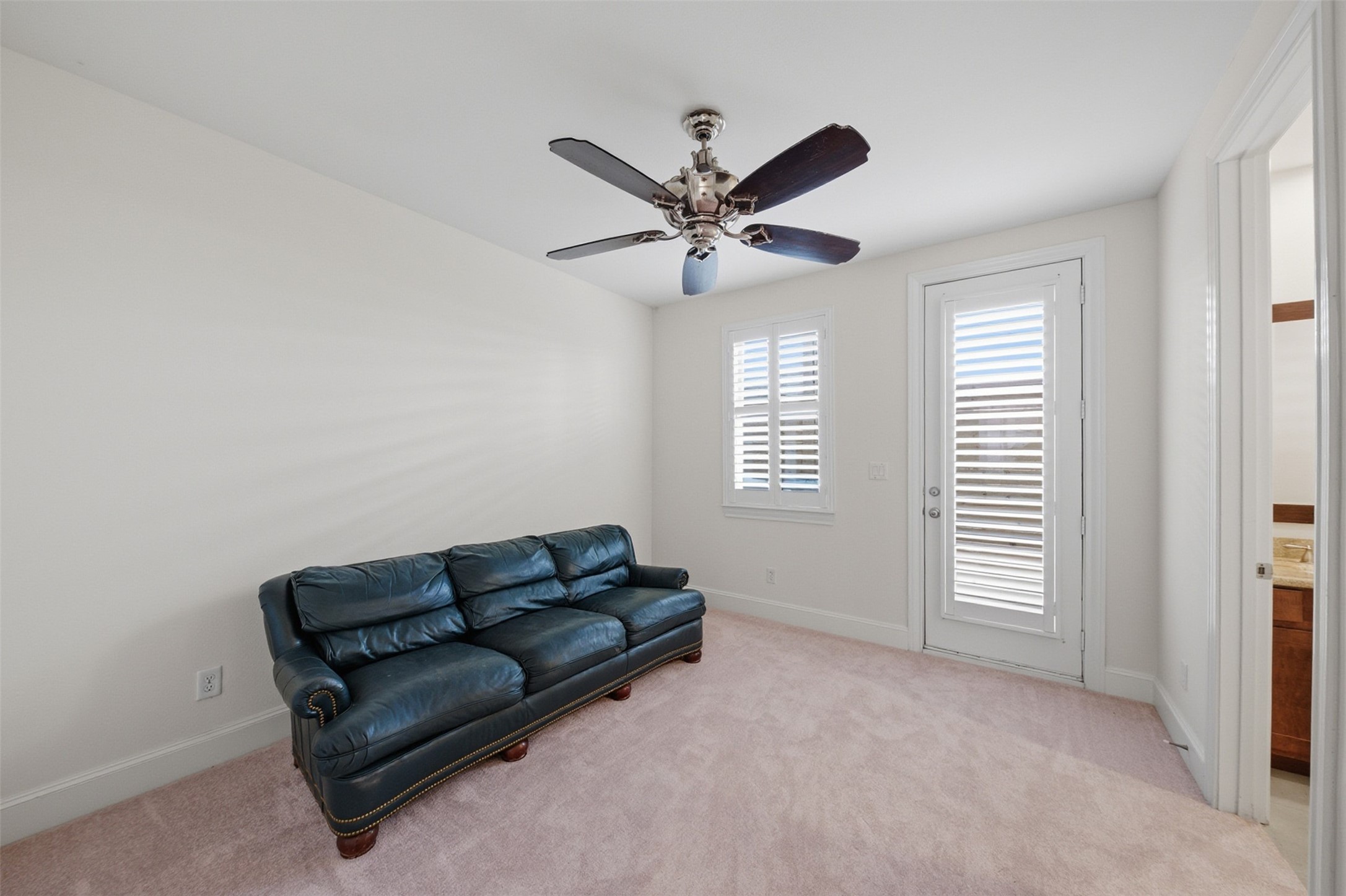 5606 Cohn Terrace Houston, TX 77007 - Photo 5 of 39 a living room with furniture and a window