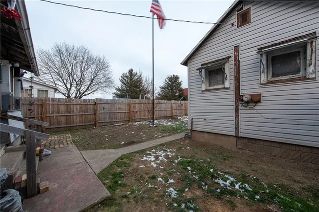 a view of a backyard