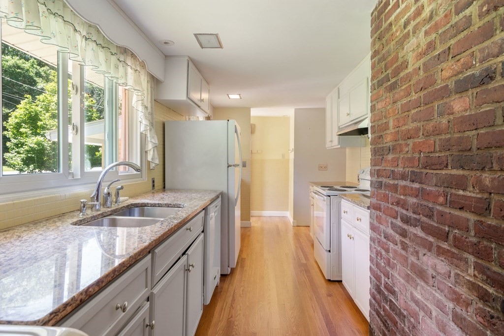 54 Brook Road Weston, MA 02493 - Photo 8 of 24