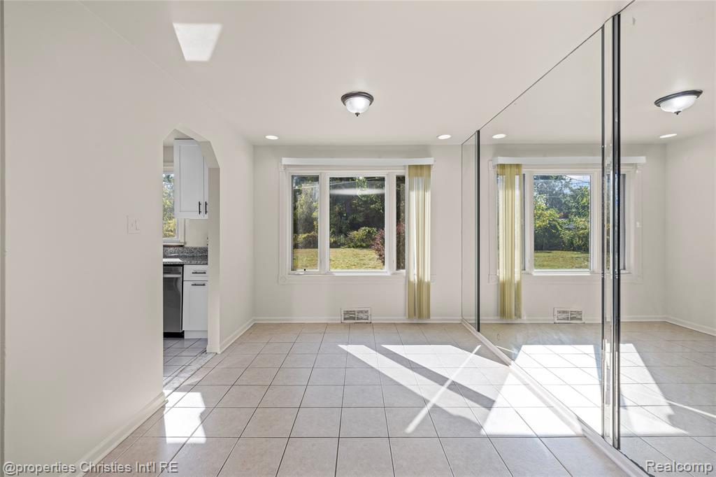 6550 Inkster Road West Bloomfield, MI 48322 - Photo 7 of 39