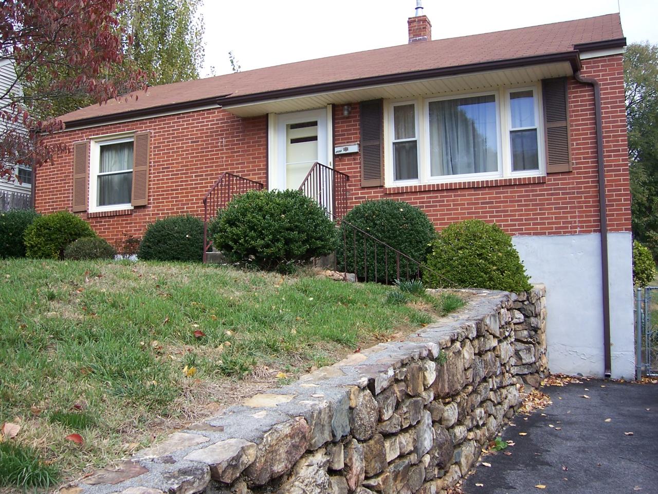 2532 Spring Road Southwest Roanoke, VA 24015 - Photo 2 of 11 FRONT