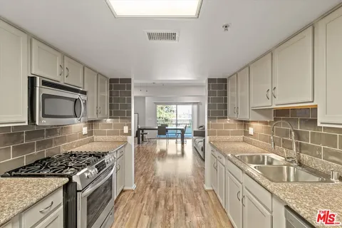 $625,000 | 11124 Burbank Boulevard, Unit 212, North Hollywood, CA 91601