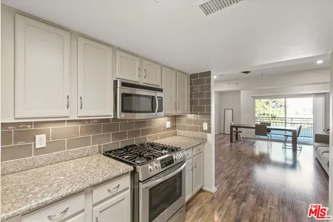 $625,000 | 11124 Burbank Boulevard, Unit 212, North Hollywood, CA 91601