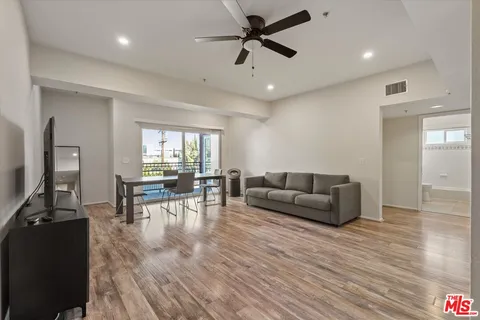 $625,000 | 11124 Burbank Boulevard, Unit 212, North Hollywood, CA 91601