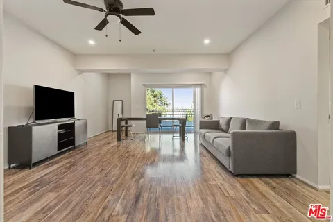 $625,000 | 11124 Burbank Boulevard, Unit 212, North Hollywood, CA 91601