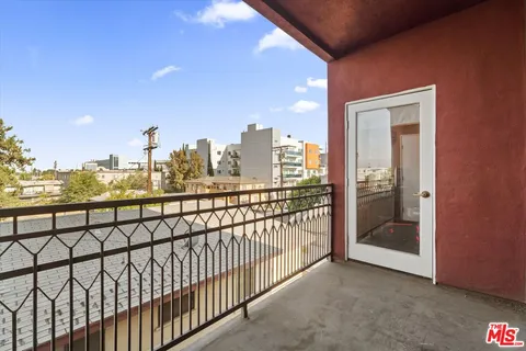 $625,000 | 11124 Burbank Boulevard, Unit 212, North Hollywood, CA 91601