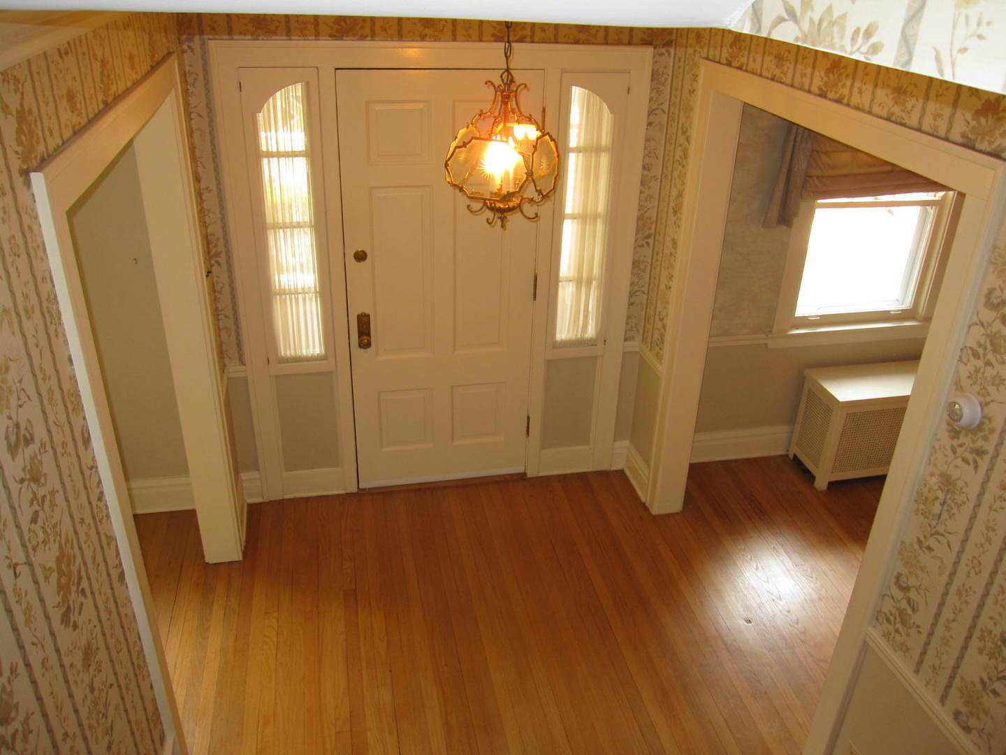 71 North Cowley Road Riverside, IL 60546 - Photo 2 of 23 a view of a livingroom with wooden floor