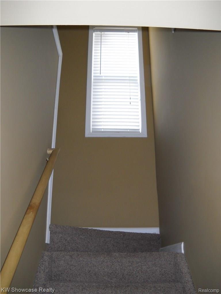 5437 Westview Road Clarkston, MI 48346 - Photo 9 of 14 2011-01-24 Stairway to upperlevel.jpg