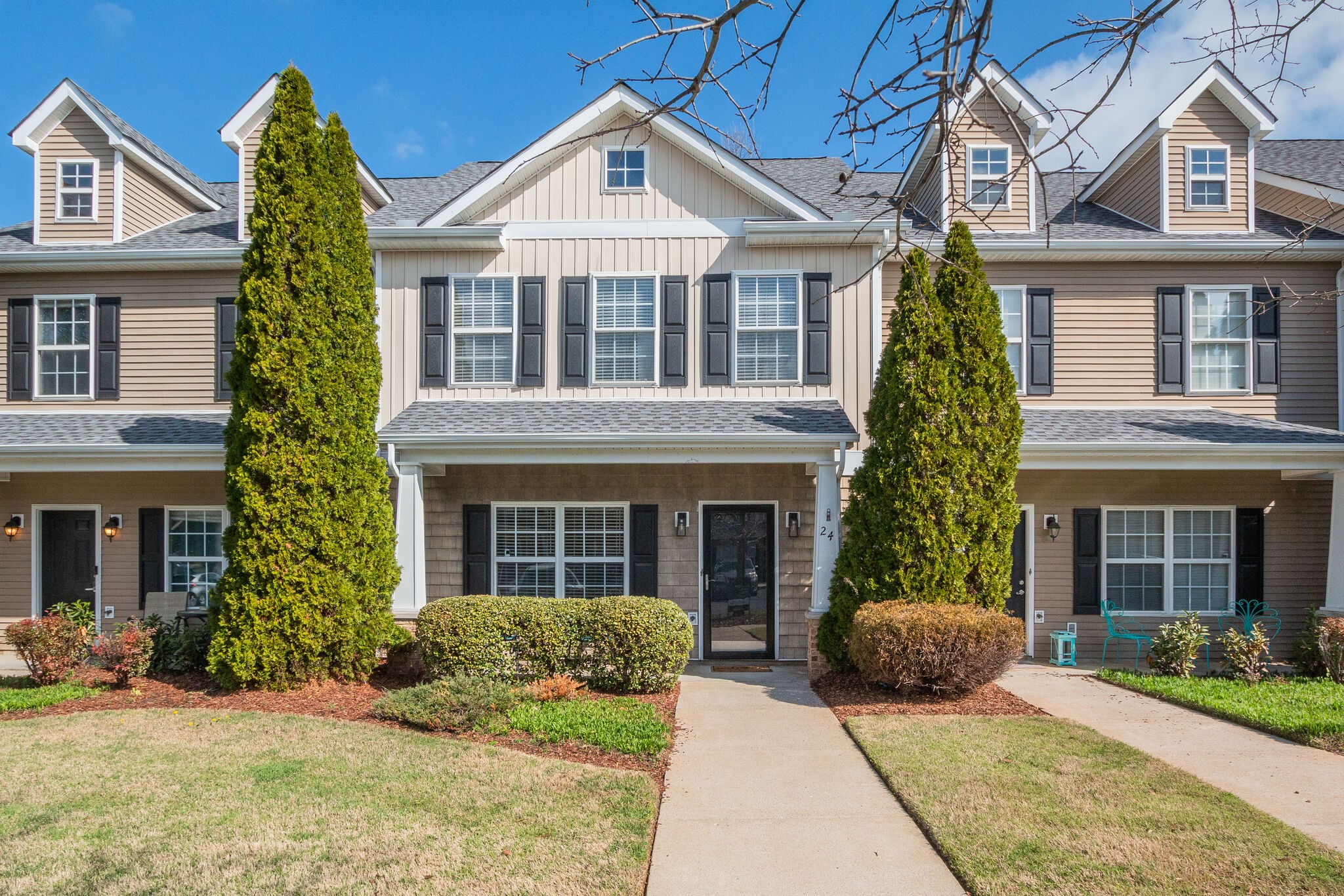 284 Meigs Drive, Unit D24 Murfreesboro, TN 37128 - Photo 1 of 16 a front view of a house with a yard and porch