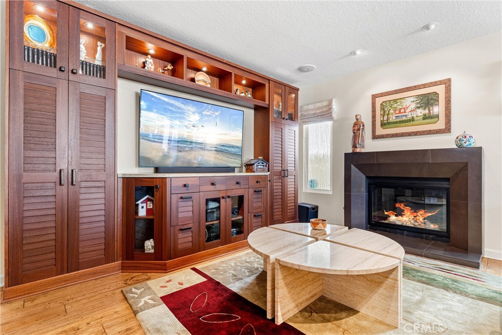 39 Foxboro Irvine, CA 92614 - Photo 10 of 32 Family Room