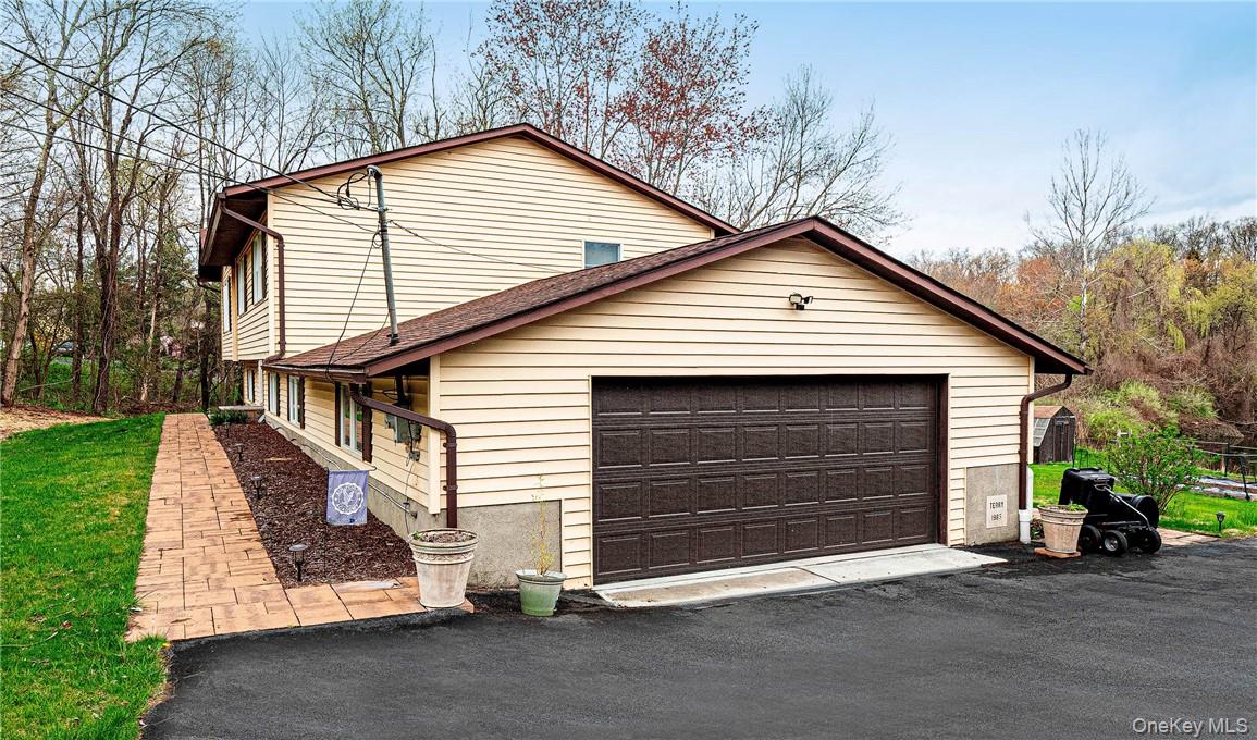 26 Waterbury Road Warwick, NY 10990 - Photo 31 of 32 Two Car Garage