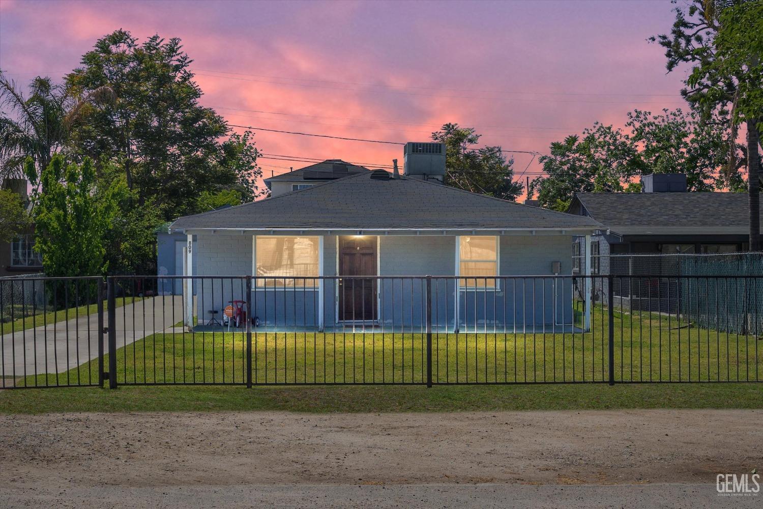 a view of a back yard
