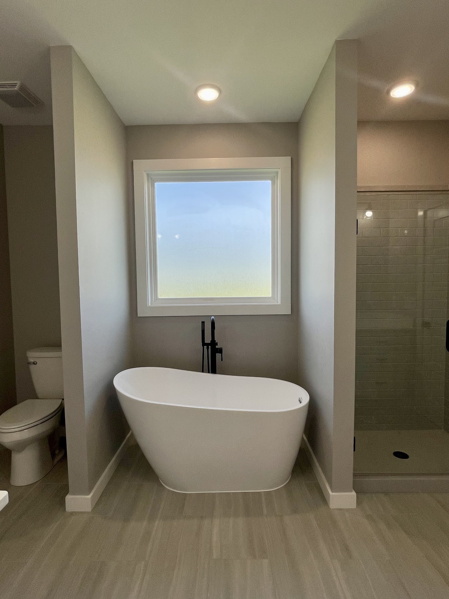1460 Fall River Road Lawrenceburg, TN 38464 - Photo 13 of 31 a spacious bathroom with a bathtub and shower