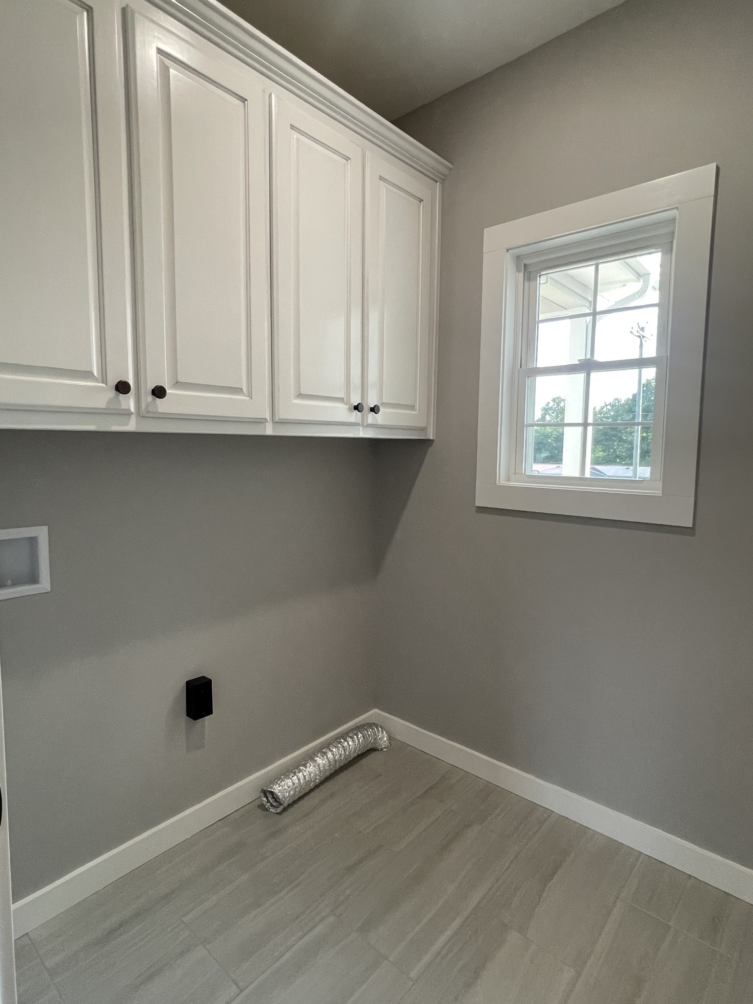 1460 Fall River Road Lawrenceburg, TN 38464 - Photo 23 of 31 an empty room with wooden floor and cabinet
