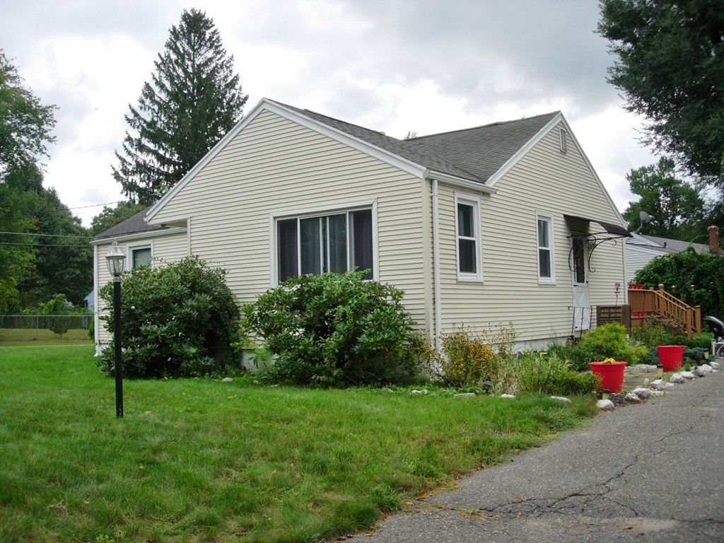 21 Cherokee Drive Springfield, MA 01109 - Photo 1 of 10