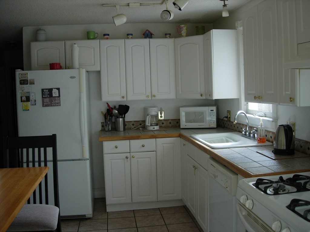 21 Cherokee Drive Springfield, MA 01109 - Photo 5 of 10