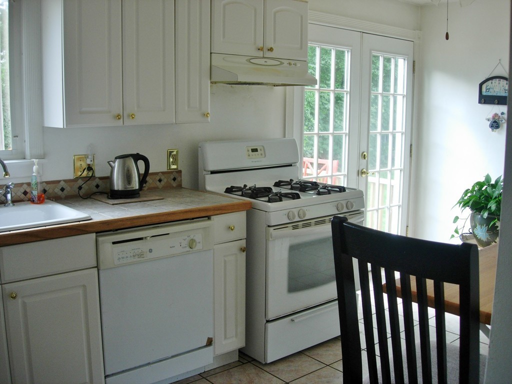 21 Cherokee Drive Springfield, MA 01109 - Photo 7 of 10