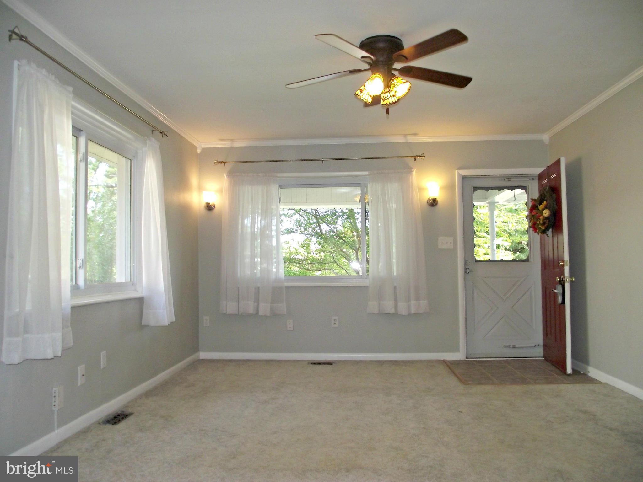 605 Fairmount Road Linthicum, MD 21090 - Photo 3 of 25 Living Room