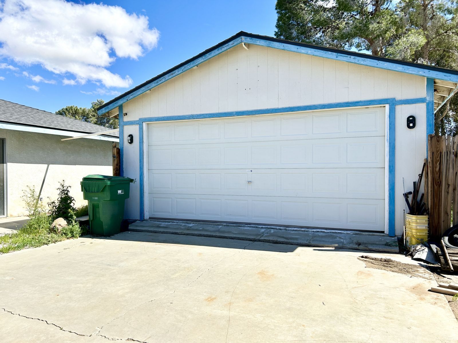 513 Indian Wells Lane Ridgecrest, CA 93555 - Photo 15 of 15 a backyard of a house
