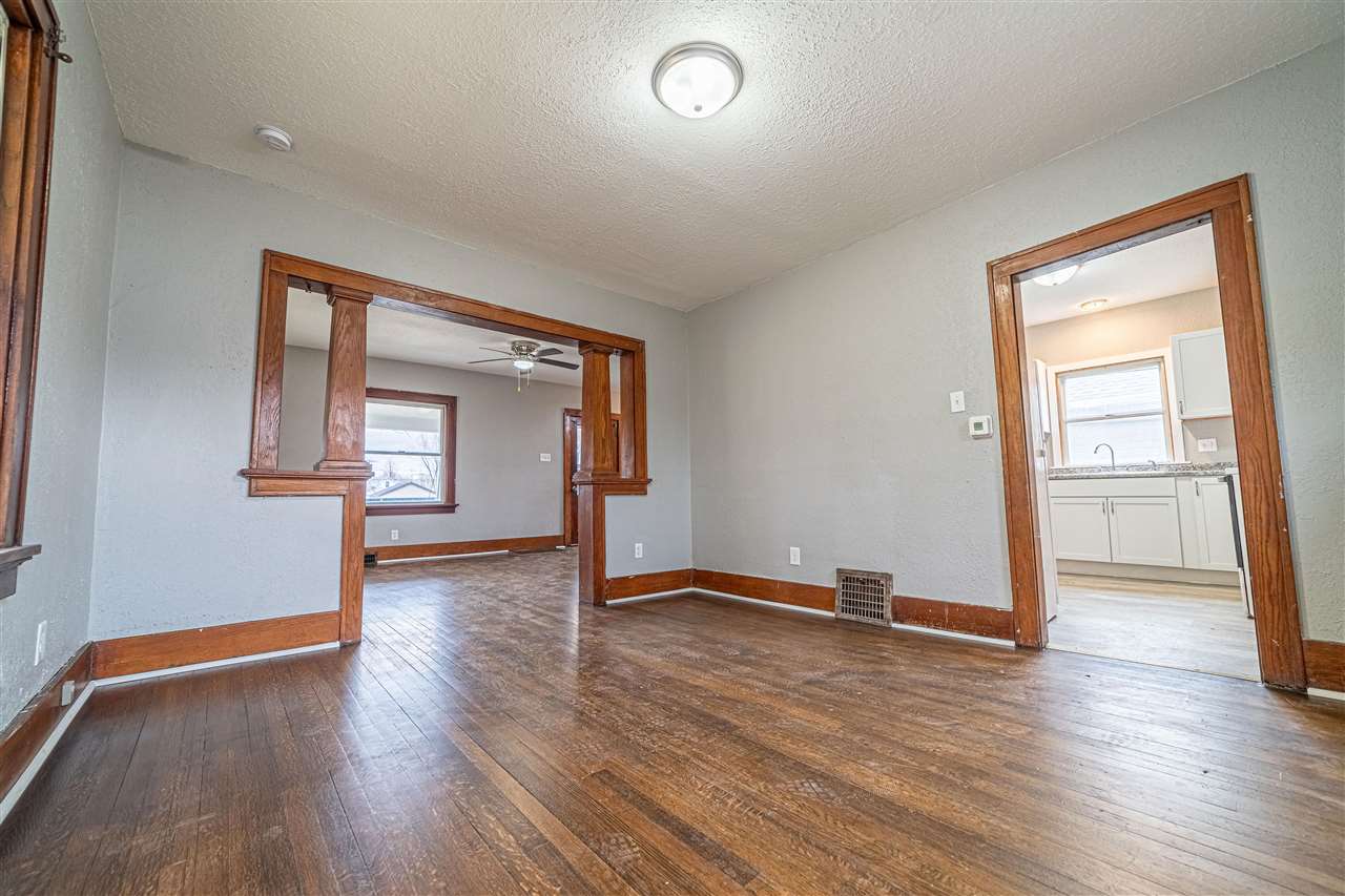 910 Center Point Road Northeast Cedar Rapids, IA 52402 - Photo 4 of 30 Gallery Image 4