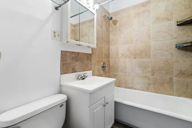 $1,800 | 3003 North Ashland Avenue, Unit 3, Chicago, IL 60657