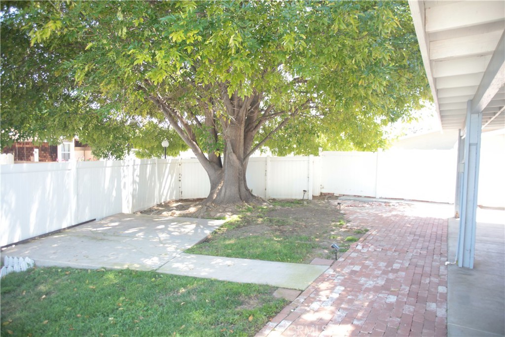 27502 Amethyst Way Castaic, CA 91384 - Photo 20 of 23 a view of a backyard with a tree