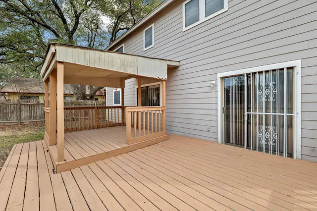 a view of a yard with a house