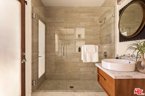 $2,999,999 | 3019 Surry Street, Los Angeles, CA 90027