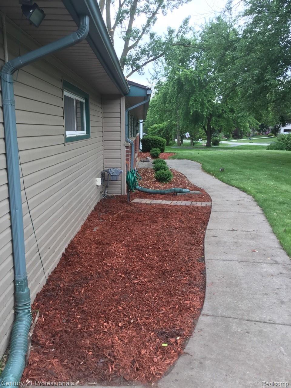 63 East Maryknoll Road Rochester, MI 48309 - Photo 30 of 34 Mary KnollSIDE.jpeg
