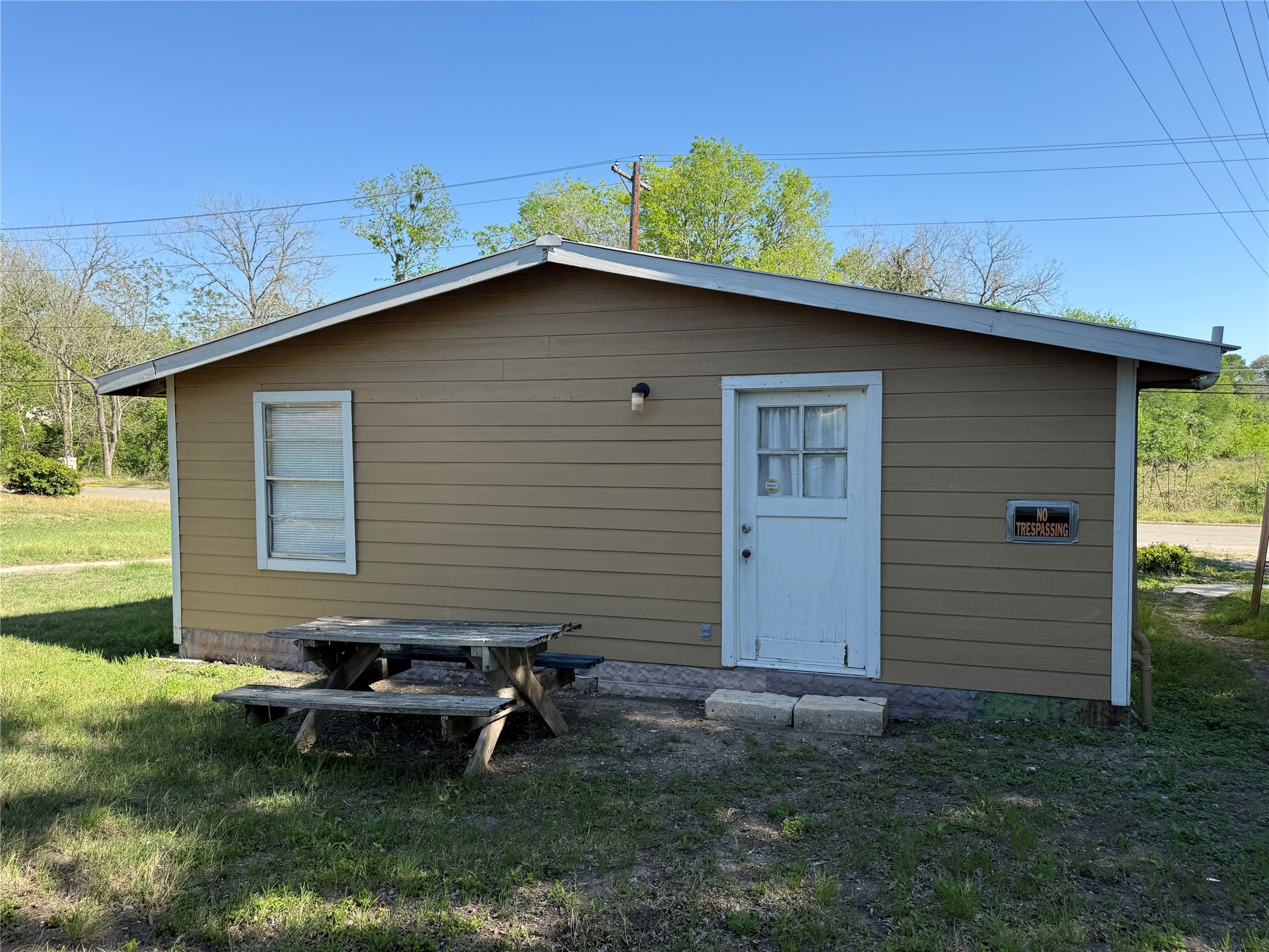 909 East Market Street Lockhart, TX 78644 - Photo 14 of 19 a backyard of a house with table and chairs
