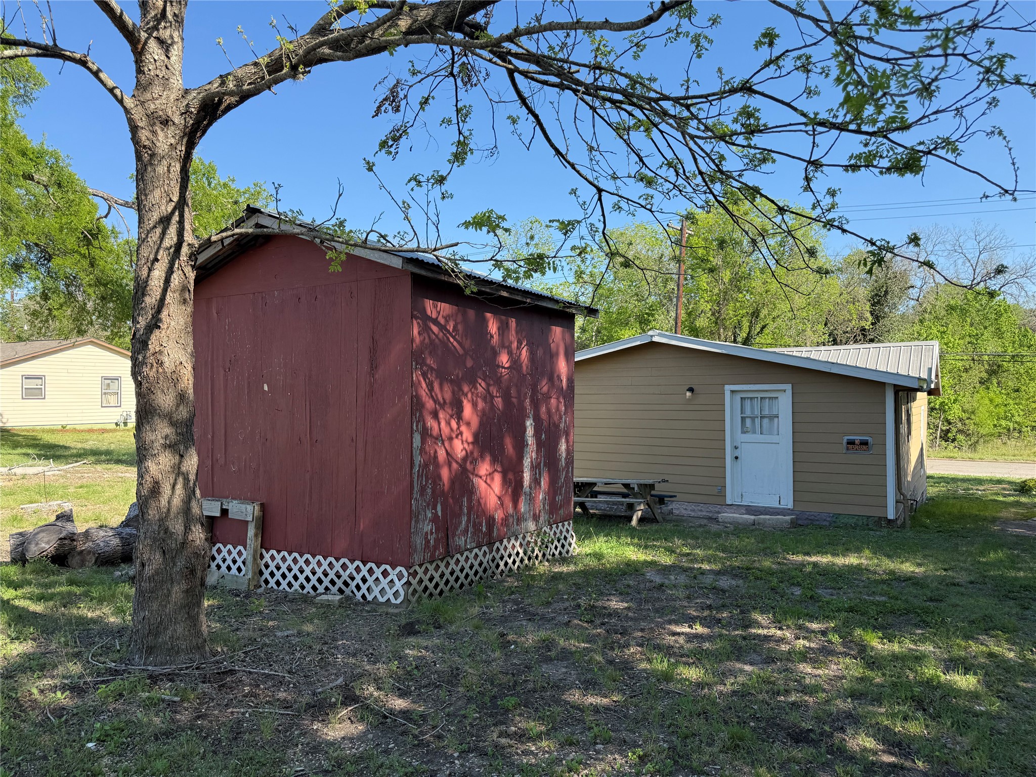 909 East Market Street Lockhart, TX 78644 - Photo 16 of 19 a backyard of a house with lots of green space