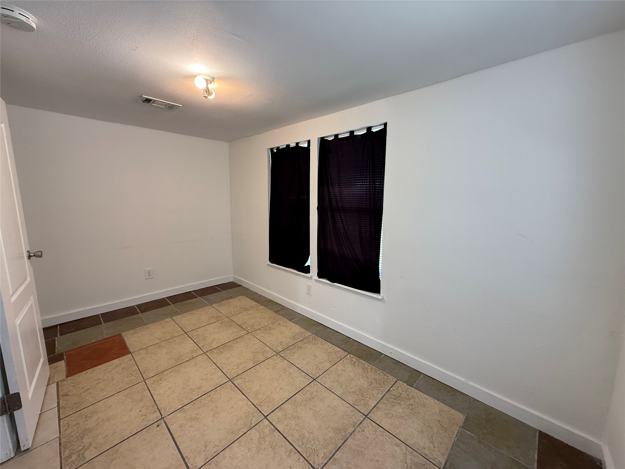 909 East Market Street Lockhart, TX 78644 - Photo 8 of 19 a view of an empty room