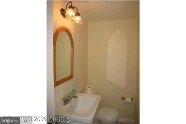1525 Crowell Road Vienna, VA 22182 - Photo 3 of 15 Bath