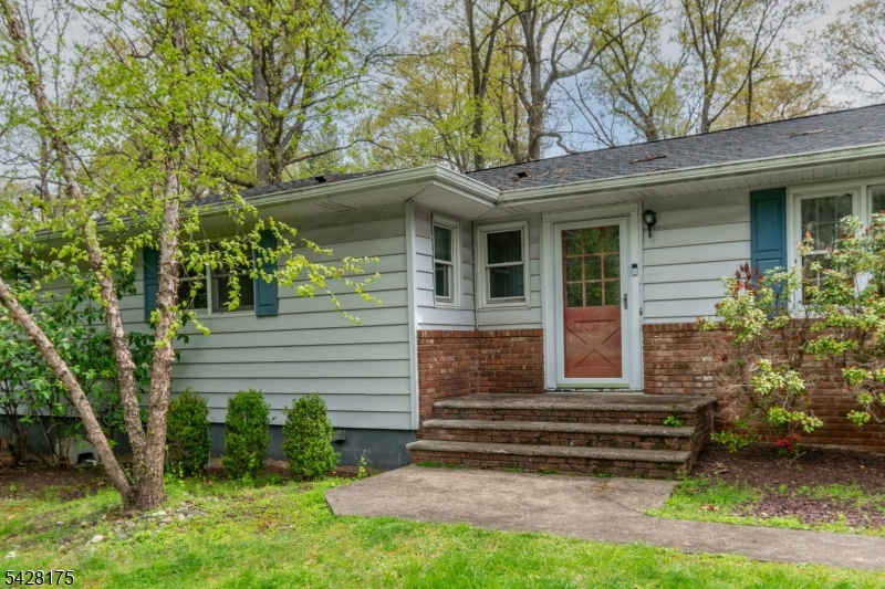 19 Floral Road Flemington, NJ 08822 - Photo 2 of 32
