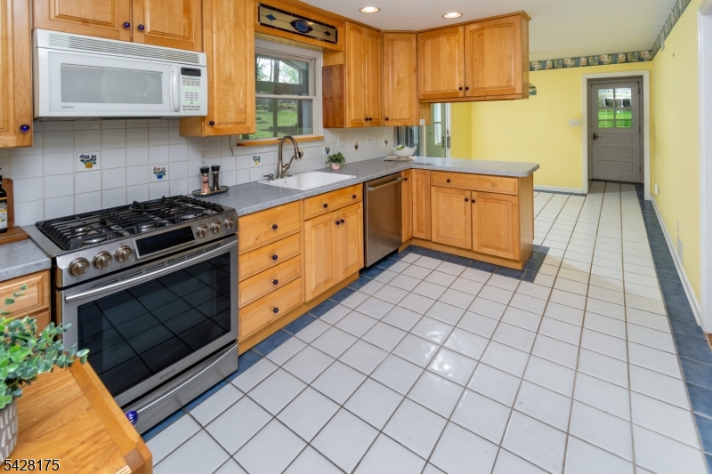 19 Floral Road Flemington, NJ 08822 - Photo 7 of 32