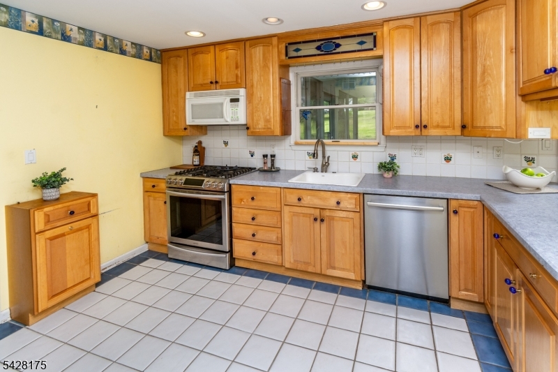 19 Floral Road Flemington, NJ 08822 - Photo 8 of 32