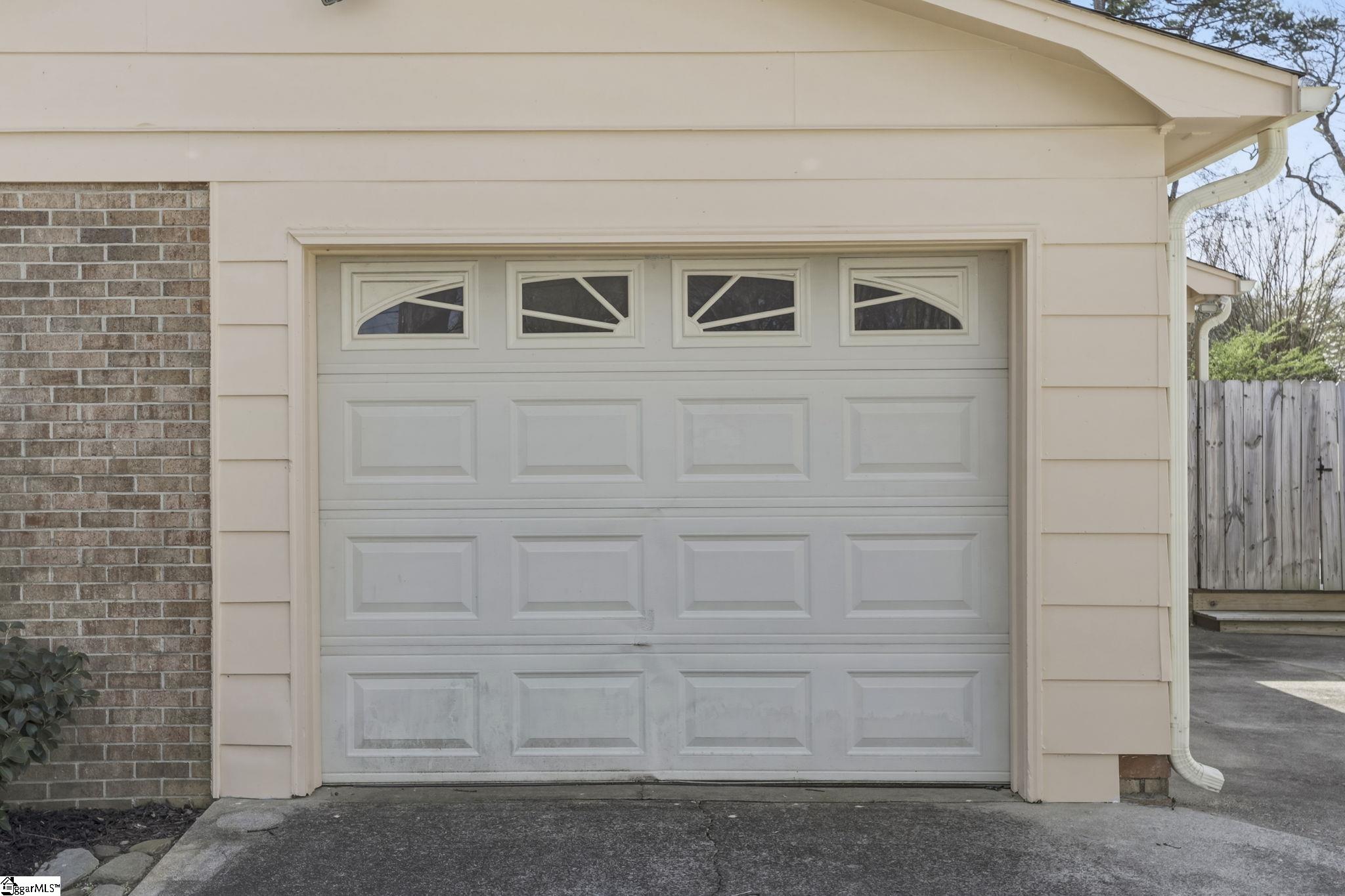 305 Vine Hill Road Greenville, SC 29607 - Photo 4 of 39