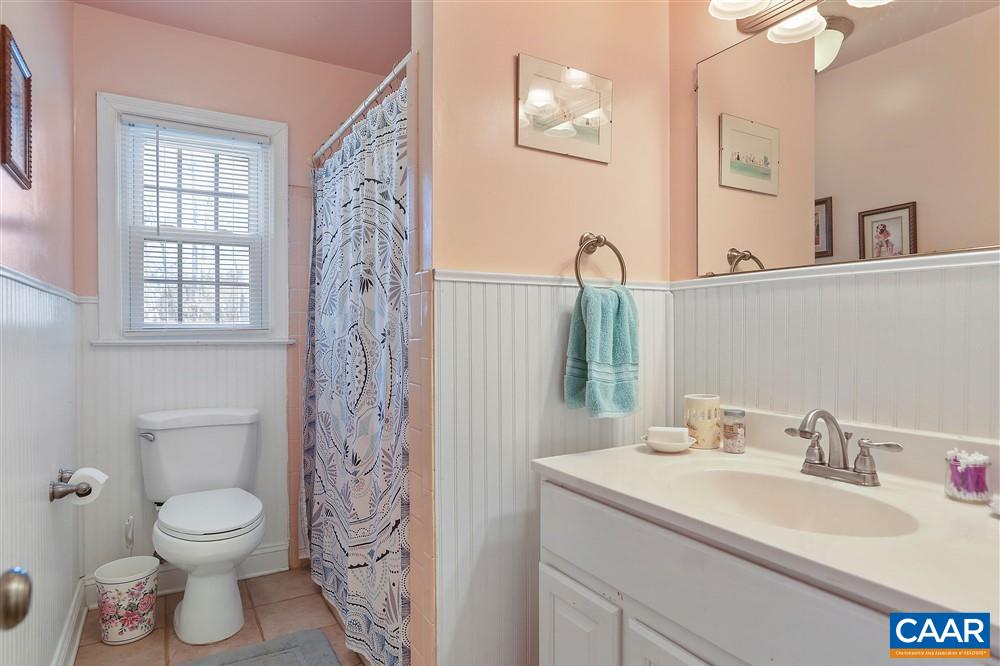 2807 Northfield Road Charlottesville, VA 22901 - Photo 20 of 35 a bathroom with a sink toilet and shower