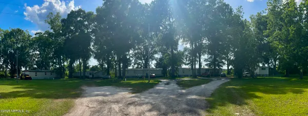 a view of yard with green space